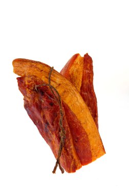 pastırma beyaz arka planda izole edilmiş