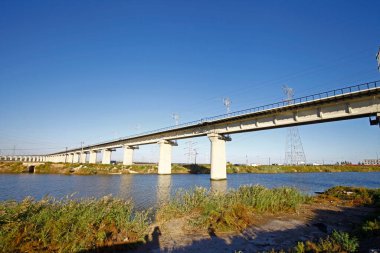 Yükseltilmiş köprü beton yapısı