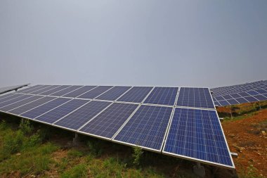 Yamaçtaki güneş panelleri