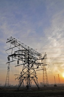 Yüksek voltajlı elektrik kulesi hattı