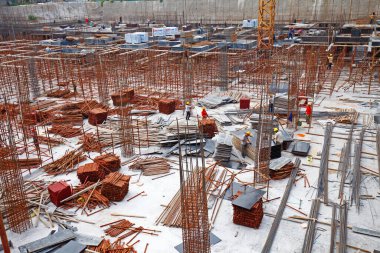 Beton pourin için takviye metal çerçeve yapma şantiye işçi