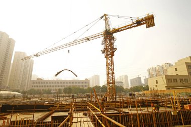 İnşaat alanında beton döşeme için takviye metal iskeleti yapan işçiler