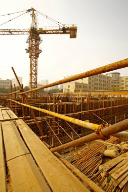 İnşaat alanında beton döşeme için takviye metal iskeleti yapan işçiler