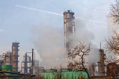 Çelik fabrikaları büyük sanayi bölgelerinde duman ve toz kirliliği yaratıyor