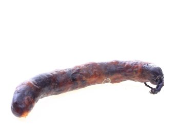 Beyaz arka planda sosisler