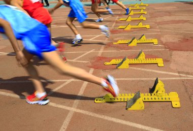 Spor karşılaşması, sporcular hızlı koşmaya başladı.