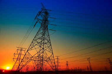 Pylon, yüksek voltajlı kule gökyüzü arka planı.