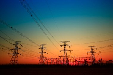 Pylon, yüksek voltajlı kule gökyüzü arka planı.