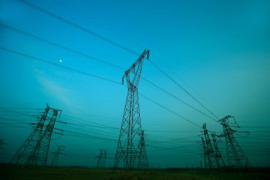 Pylon, yüksek voltajlı kule gökyüzü arka planı.