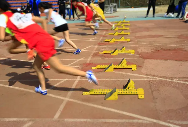 Spor karşılaşması, sporcular hızlı koşmaya başladı.