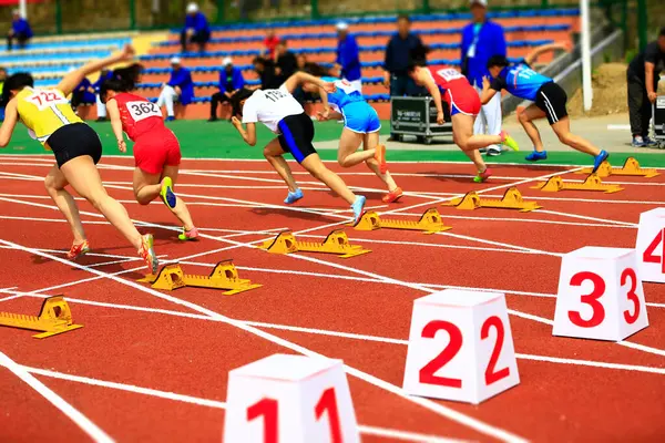 Spor karşılaşması, sporcular hızlı koşmaya başladı.