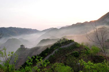 Antik Çin Seddi ve sabah sisi 