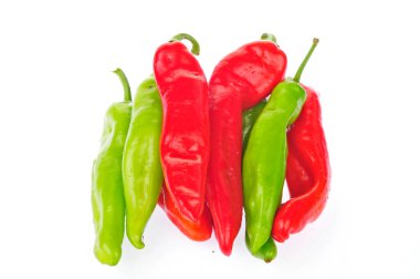 Yeşil biberin beyaz arka planında izole edilmiş 