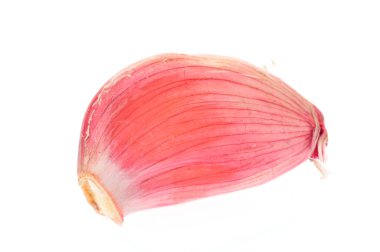 Beyaz arkaplanda sarımsak izole edilmiş. 