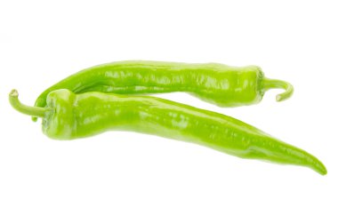 Yeşil biberin beyaz arka planında izole edilmiş 
