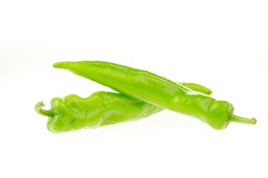 Yeşil biberin beyaz arka planında izole edilmiş 