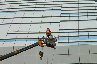 Mobil hidrolik inşaat platformunda inşaat işçileri