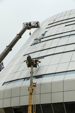 Mobil hidrolik inşaat platformunda inşaat işçileri