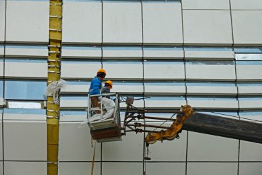 Mobil hidrolik inşaat platformunda inşaat işçileri