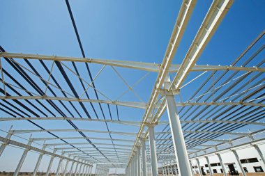 İnşaat alanında, çelik yapı yapım aşamasında