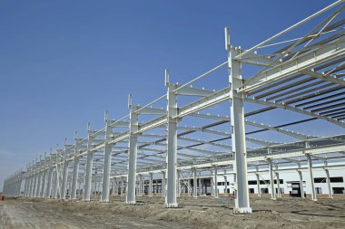 İnşaat alanında, çelik yapı yapım aşamasında