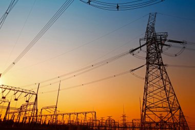 Gün batımında elektrik enerjisi akımı 