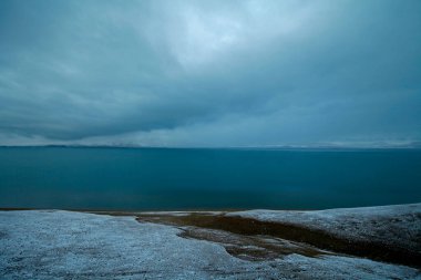 Otlakların karlı dağ manzarası