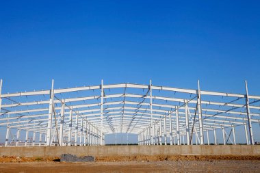 İnşaat alanında, çelik yapı yapım aşamasında.