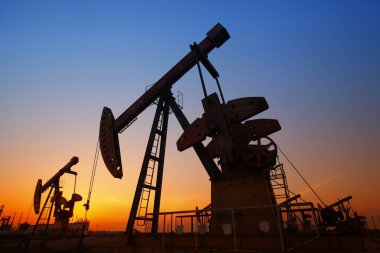 Petrol tankının silueti.