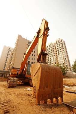 İnşaat alanında kazıcılar