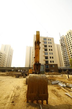 İnşaat alanında kazıcılar