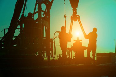 Petrol sondajı araştırması, petrol işçileri