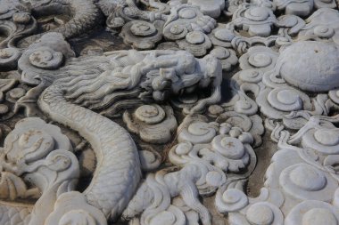 Taşın üzerindeki eski bir süs. Yakın plan dikişsiz doku. Taş dokusu. Taştaki desen. Kabartmalı desen.