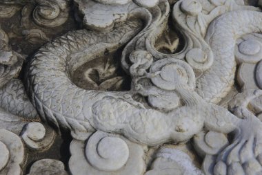 Taşın üzerindeki eski bir süs. Yakın plan dikişsiz doku. Taş dokusu. Taştaki desen. Kabartmalı desen.