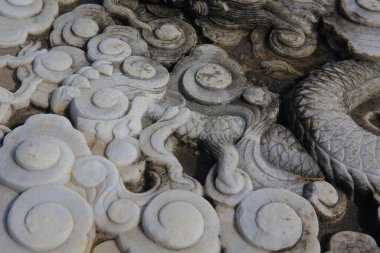 Taşın üzerindeki eski bir süs. Yakın plan dikişsiz doku. Taş dokusu. Taştaki desen. Kabartmalı desen.