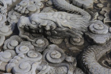 Taşın üzerindeki eski bir süs. Yakın plan dikişsiz doku. Taş dokusu. Taştaki desen. Kabartmalı desen.