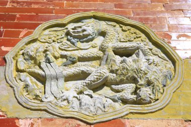 Arka planda mavi renkli fayanslar var.,