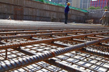 Beton pourin için takviye metal çerçeve yapma şantiye işçi