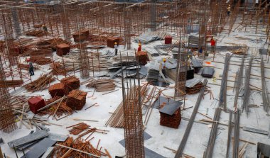 Beton pourin için takviye metal çerçeve yapma şantiye işçi