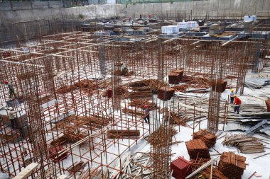 Beton pourin için takviye metal çerçeve yapma şantiye işçi