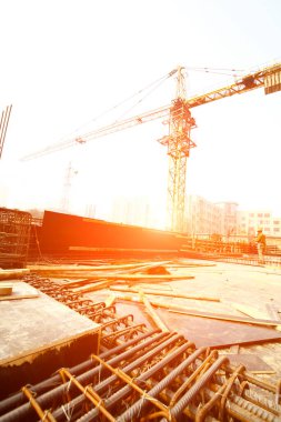 İnşaat alanında beton döşeme için takviye metal iskeleti yapan işçiler