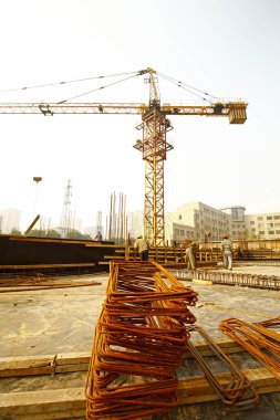 İnşaat alanında beton döşeme için takviye metal iskeleti yapan işçiler