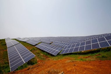 Yokuş yukarı yamaçlardaki güneş panelleri