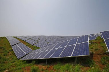 Yokuş yukarı yamaçlardaki güneş panelleri