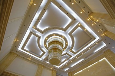 Otel özelliklerindeki tavan lambasında damlalar var. 