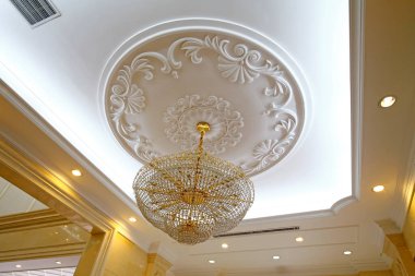 Otel özelliklerindeki tavan lambasında damlalar var. 