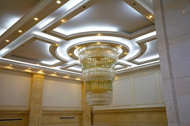 Otel özelliklerindeki tavan lambasında damlalar var. 