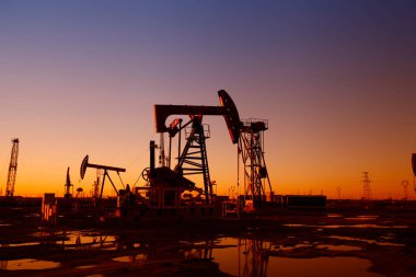 Petrol pompası, petrol endüstrisi ekipmanları