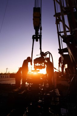 Petrol sondajı araştırması, petrol işçileri