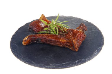 Beyaz arka planda leziz ızgara balık.